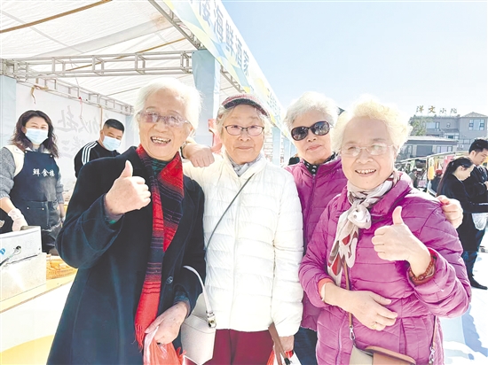 银发族称三合镇的环境适合养老。 银发族称三合镇的环境适合养老。