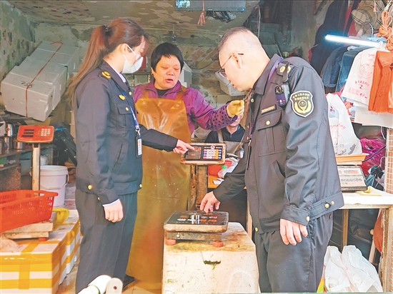 执法人员正在检查商户的电子计价秤。