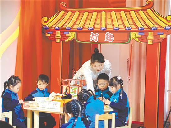 在课例展示《趣创宫灯》中，老师引导孩子们制作东艺宫灯。