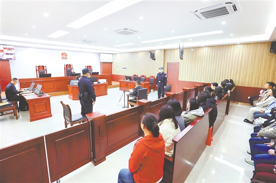 鹤山职工代表走进法院,上了一堂生动而深刻的“沉浸式”法治体验课。 鹤山职工代表走进法院,上了一堂生动而深刻的“沉浸式”法治体验课。