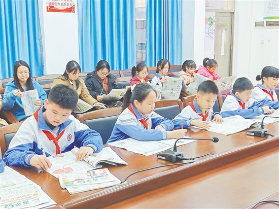 活动现场，学生们拿到《青苹果》便津津有味地读起来。