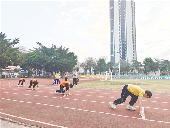 共和镇中心小学组建田径队，为学生搭建专业的体育锻炼和竞技展示平台。