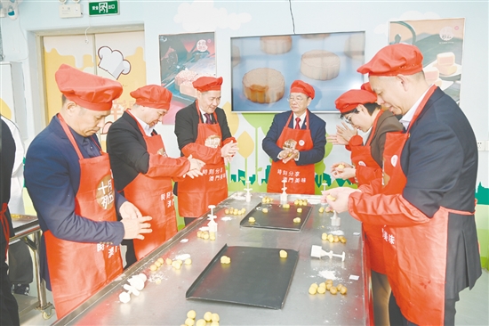 参访团实地走访澳资企业，感受江门营商环境。