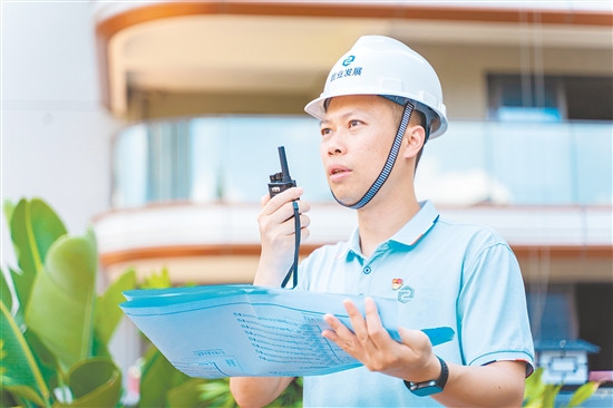 张展鹏，江门市和兴置业发展有限公司项目管理部经理、江门江发置业投资有限公司董事长，中共党员，他先后参与江顺大桥、江门大道、龙舟山隧道等省市重点项目，五邑图书馆改扩建、中国侨都华侨华人博物馆改扩建、江门市甘化厂一期保护修缮等民生实事项目。