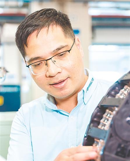 梁超华，海目星（江门）激光智能装备有限公司钣金行业中心研发部负责人，中共党员，他深耕激光装备领域，主导多款切管机、高速平面切割机研发，破解行业难题，获7项实用新型专利。