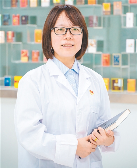 肖翠翠（女），中烟摩迪（江门）纸业有限公司产品研发室主管兼（代理）研发部经理，她主导了20余项技术开发，参与了世界首台卷烟包灰测量装备项目，填补国内外技术空白；13项专利产业化创效超千万；培养10余名专业人才，是科创、转化、育人的多面标杆。