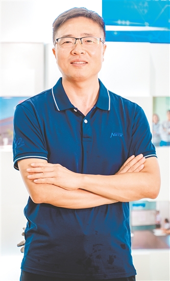 李月朝，广东东睦新材料有限公司生产管理部副部长，他通过对设备提速、工艺优化、工序重组等技术改进，促进产品交期从22天缩短到15天，能耗占比从7.5降低到当前的5.5左右，带领生产团队营销突破超2亿元的佳绩。