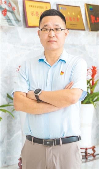 党富佳，华电福新江门能源有限公司党委书记、董事长，中共党员，他深耕能源领域，切实保障9家企业能源供应，带动下游产值超400亿元，纳税超1.28亿元。牵头攻克燃气机组“卡脖子”难题，助企业获32项专利。