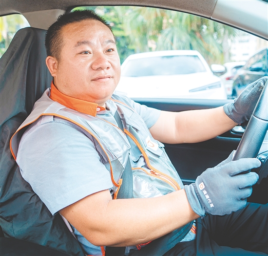 刘斌，江门滴滴代驾司机队长，他在江门打拼22年，2023年成为一名滴滴代驾司机，严谨对待每个代驾订单。2025年4月，他在外海大桥弃车救下跳桥男子，尽显责任与善意。