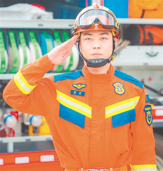 陈澎，江门市蓬江区白沙消防救援站通讯班班长、二级消防士，中共预备党员，多年来他参与急难险重任务1600余次，营救群众80余人，以实际行动践行对党忠诚、纪律严明、赴汤蹈火、竭诚为民的誓言。