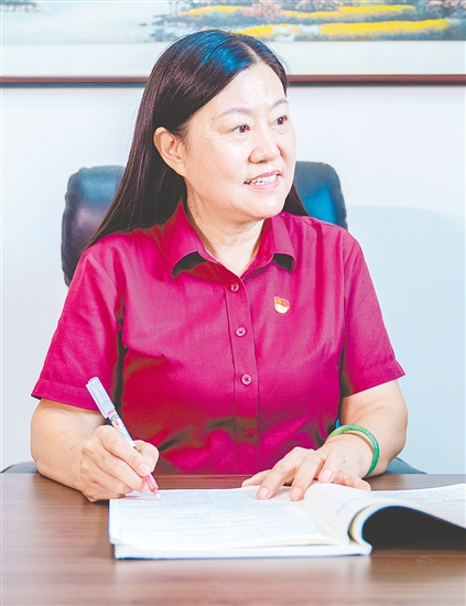 张又红（女），江门市蓬江区紫茶中学兼江门市华侨中学校长，中共党员，从教30年，她带领紫茶中学获省基础教育党建示范校等荣誉；牵头成立教育集团；坚守教学一线，推动三所公办初中成为“教育名片”。