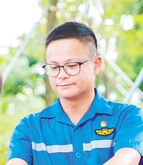 黎培秋，江门市蓬江区市容景观和园林绿化管理中心绿化作业部部长，投身园林绿化领域17年，他努力钻研新技术，独立统筹项目全流程，协调多方攻克技术难题，主导和参与的绿化工程屡获省市级优良工程奖。