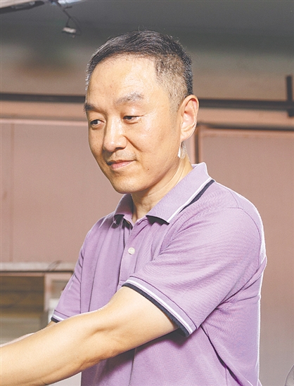 豆小明，江门安磁电子有限公司新材料研发主管，深耕高性能‌锰锌软磁铁氧体材料领域20多年，具有丰富的工作经验和专业知识，以技术创新推动新材料升级，取得卓越的成绩。