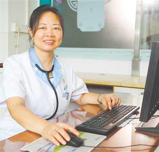 谭弘芳（女），江门市江海区中西医结合医院老年病科主任，中共党员，她深耕老年病领域，坚持“中医有特色，西医不落后”的诊疗理念，率先践行医养结合，带领科室成为集医疗、康复、养老于一体的江门市中医重点专科。