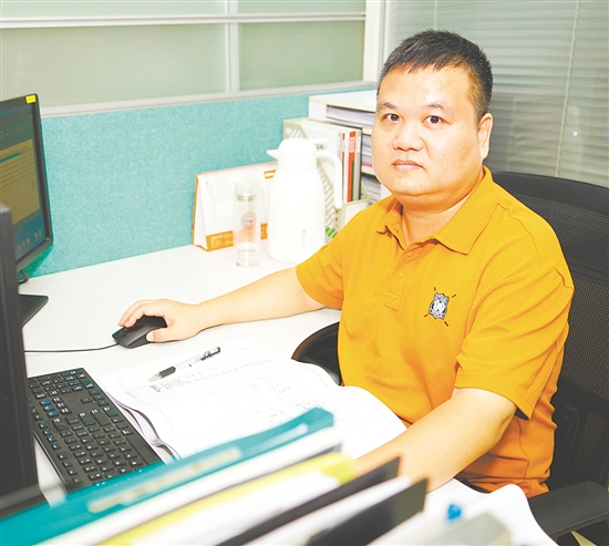 刘荣明，江门健威国际家具有限公司结构设计部主管，他致力于销售—设计—生产系统化、数字化研究，成功研发了符合公司特色的下单—生产系统，实现了订单无纸化和数字化，大幅提升了门店接单下单效率。