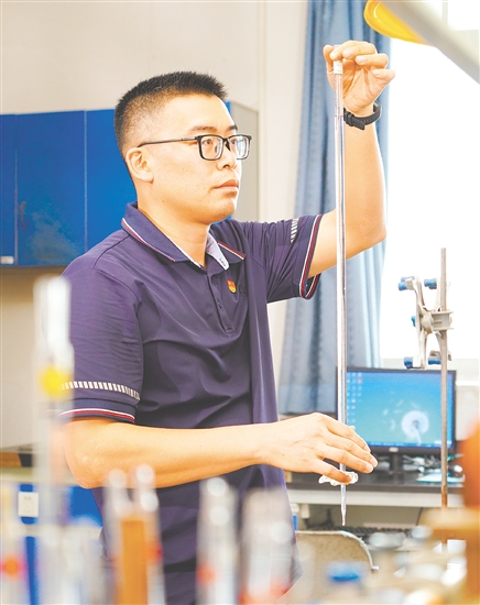 谭圣荣，广东华泰纸业有限公司技术科长，中共党员，他注重研发创新平台建设，利用新闻纸生产过程中产生的造纸污泥及处理后的OCC浆生产环保再生纱管原纸，实现废纸资源的节约以及水资源的循环利用。