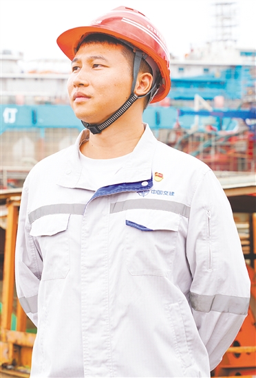 饶燃，中交四航局江门航通船业有限公司船舶生产技术部（结构）总工程师兼技术部副部长，中共党员，他主导研制的“装配式移动打桩平台”和“遥控抛石船”是国内首次应用施工领域新技术。