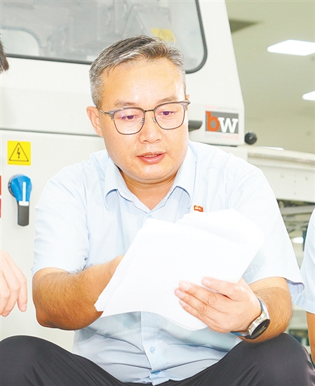 楚西庆，亚太森博（广东）纸业有限公司党支部书记、工会主席、文化纸事业部首席运营官、副总经理，中共党员，他带领团队攻克“卡脖子”难题和行业共性关键技术，公司被评为“广东省文化纸工程技术研究中心”、国家“绿色工厂”。