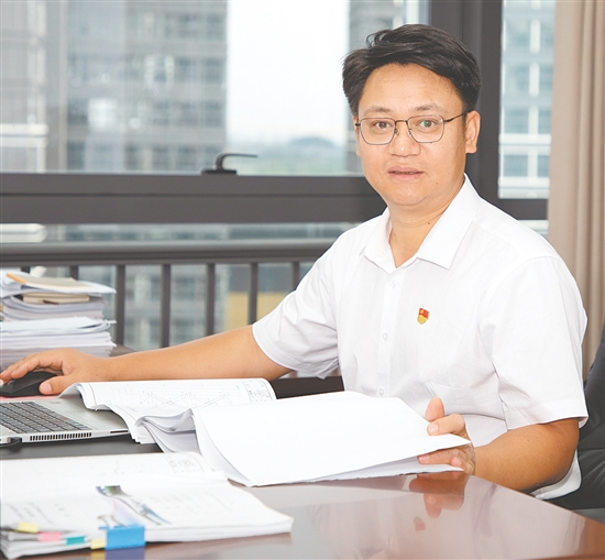 王贵羽，中铁广州工程局集团桥梁建设有限公司总工程师，中共党员，他深耕桥梁施工技术研究，个人获10项发明专利授权、13项省部级及以上工法、12项省部级行业协会及以上科学技术奖。