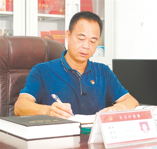 李焕权，江门市新会区司前镇石步村党委书记、村委会主任，中共党员，近年来解决矛盾纠纷35起，为困难居民解决实事32件；扎实推进“三清三拆三整治”工作，累计清理垃圾130吨、淤泥845立方米，拆除危旧房等超9000平方米。