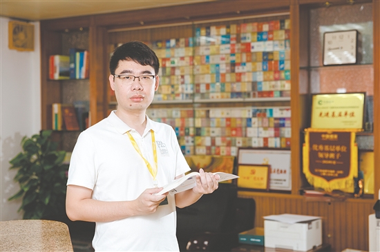 杨达松，广东烟草江门市有限公司台山市分公司文秘，多年来在文秘岗位上默默耕耘，精于文稿起草，善于以文辅政，并致力于新闻宣传，多个作品获省级以上荣誉。他积极讲好侨乡故事，传播正能量。