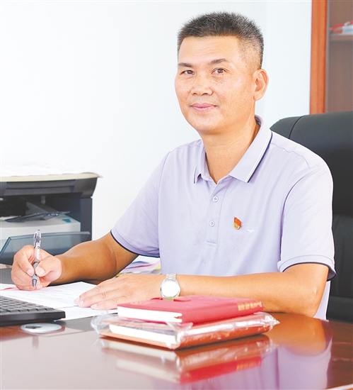 林华兵，台山市川岛镇水平小学校长，中共党员，他坚守海岛教育32载，严抓教学教研，积极联络乡贤设立奖教奖学基金，并竭力改善校园环境、关怀师生，以实际行动照亮了无数海岛学子的成长之路。