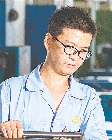 谭亦良，鹤山市德兴环球电缆有限公司拉线设备部部长，中共党员，他首创导体线盘移动托盘架，成功改造旧设备40余台，节约成本超170万元，获鹤山市“五小”创新一等奖，为传统产业升级提供样板。