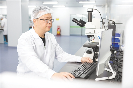 李小军，广东珍宝健康日用品科技有限公司研发总监，中共党员，他主导研发的“蛋白还原修护霜”系列产品销售额突破亿元，为企业和地方经济高质量发展作出积极贡献。