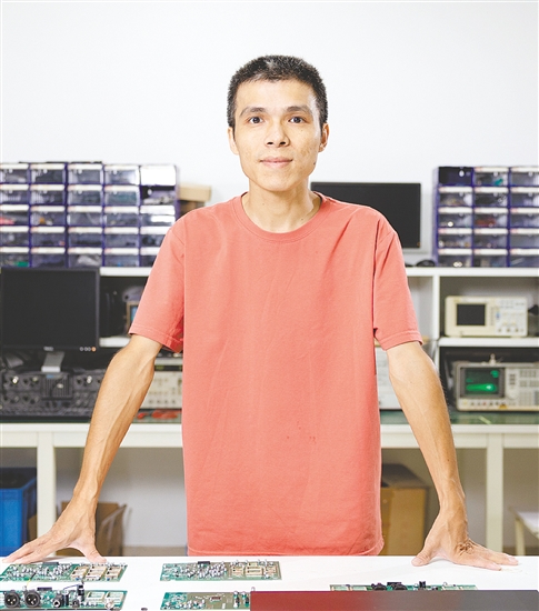 吴武恒，恩平市帕思高电子科技有限公司研发电子工程师，他在无线麦克风等技术领域拥有独到见解和创新思维，研发的无线监听系统、真分集无线麦克风等主力机型，为公司创造了近50%的营业占比。