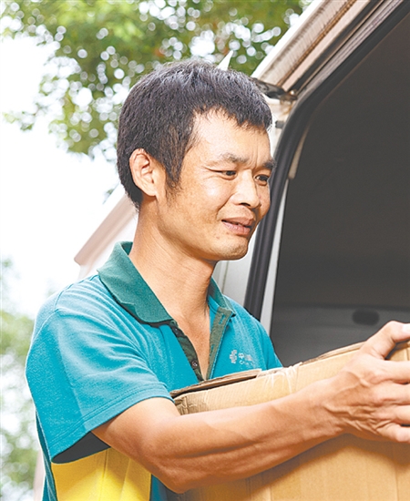 吴日亮，中国邮政恩平市分公司圣堂揽投部综合投递员，他十余年来一直投身农村投递工作，踏遍田间地头与村落小径，无论风雨寒暑，坚持将邮件报刊准时送达农户手中，用坚守与细致，成为连接城乡的“暖心信使”。