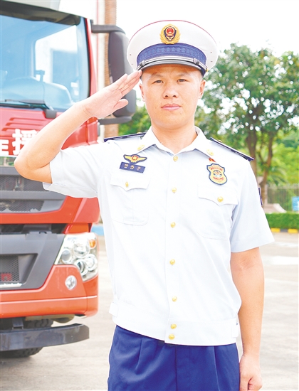 任庆力，江门市江海区消防救援大队礼乐站代理副站长，中共党员，从业13年来，他先后参与处置1500余起灭火抢险救援任务，获全国公安现役部队优秀士官人才二等奖，荣立个人二等功1次、三等功2次。