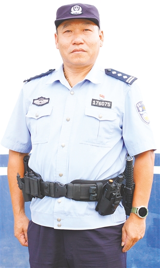 李健祥，江门市公安局睦洲派出所一级警长，中共党员，他通过睦洲派出所支部结对共建“4+N”工作模式，紧盯群众“家里事”“烦心事”和“企盼事”，2024年至今，成功化解矛盾174起，调处成功率100%。