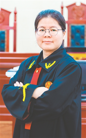 梁素娟（女），开平市人民法院立案庭庭长，中共党员，她大力推动诉讼服务“一站办结”，其创新“速裁+”模式成效显著，获省级媒体宣传，被最高人民法院评为立案信访工作突出个人。