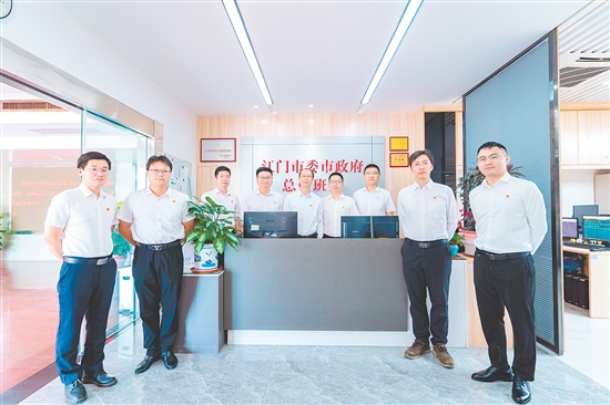 江门市委市政府总值班室秉持“忠诚担当、主动敏锐、吃苦耐劳”的值班工作精神，做到工作不断线、服务不缺位。2022年以来，高效服务省、市视频调度100余次，有关做法获得广东省委办公厅和省政府办公厅多次通报表扬。