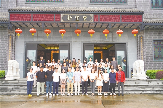 江门市新会区新宝堂陈皮有限公司承担主持广陈皮研究国家自然科学基金项目2项，发表SCI国际期刊论文13篇，申请发明专利6项、实用新型专利16项。与300多农户联合成立柑种植合作社，带动农民增收致富。