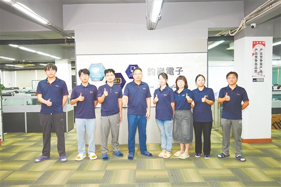 钧崴电子科技股份有限公司通过多年的技术积累，已掌握层压贴合技术、薄膜溅镀技术、黄光微影技术等多项行业领先的核心技术；拥有114项专利，其中发明专利22项；实现了产品的高质量、精益化生产，产品良品率位居行业前列。