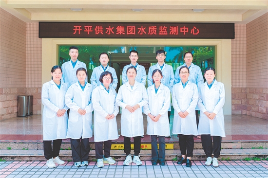 开平供水集团水质监测中心把工匠精神嵌入水质检测的每一道环节，始终保持水质内控标准优于国标，确保各水厂出厂水水质综合合格率达100%，2021年通过国家实验室水质检测CMA认证，检测项目达139项。