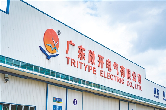 广东敞开电气有限公司装配车间以技术创新为驱动，成功打造世界首台12500KVA、16000KVA立体卷铁心干式变压器及5060KVA非晶立体卷铁心干式变压器，推动我国变压器行业高质量发展。