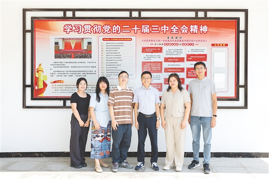 鹤山市纪委监委党风政风监督室推动整改省委巡视反馈问题14个，组织44名“一把手”述责述廉，牵头查处“四风”问题案件90余件，推动整治群众身边腐败问题190余个，完善制度15项，规范容错免责36人次，相关经验获省市级肯定推广。