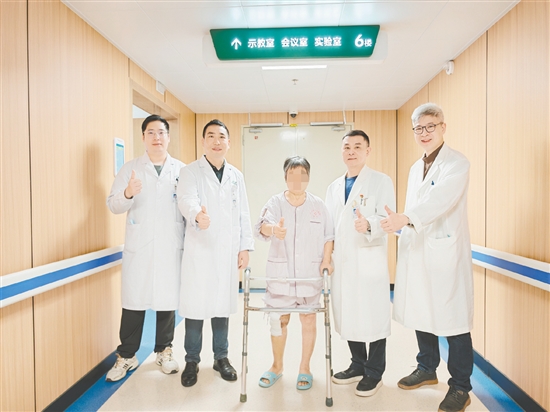 患者对治疗效果满意,为手术团队点赞。 患者对治疗效果满意,为手术团队点赞。