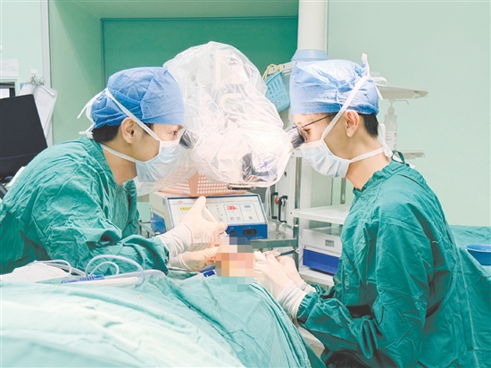 医生为患者进行手术。 医生为患者进行手术。