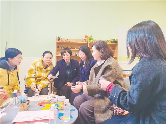 沙龙现场，家长们正在互动。