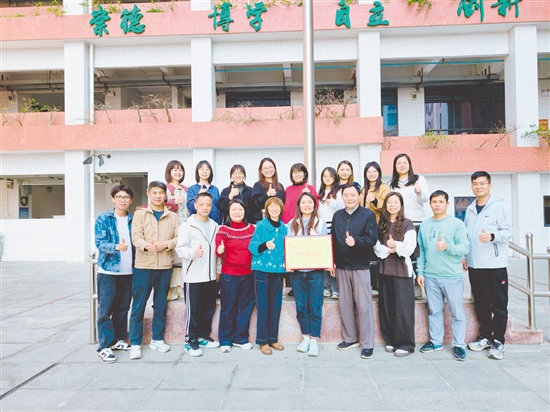 江门市培英高中地理教研组合影。