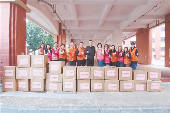 本次捐赠筹措到衣服25箱共996件，图书1箱共198本。