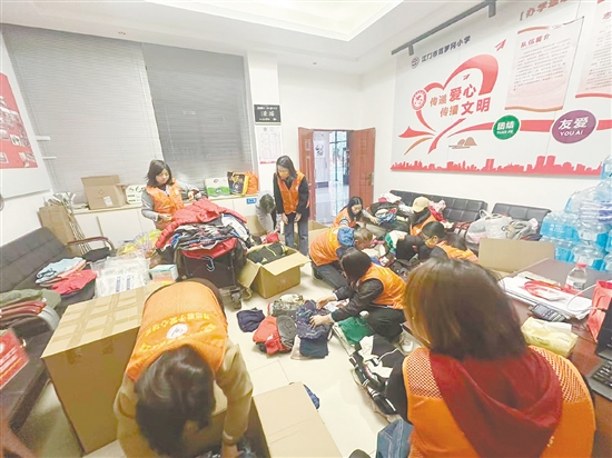 家长义工们正在加班加点打包衣物。