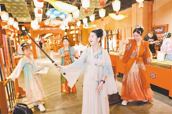 在西安追忆古都研学营“剧本杀”活动中，营员们扮演不同角色。