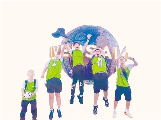 北京研学营中，营员们在北京环球影城快乐合影。