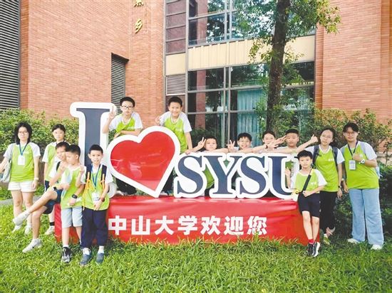 “来广州上985”周末营中，营员在中山大学合影。