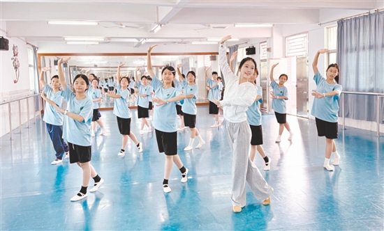 金山中学的学生们在进行美育学习。