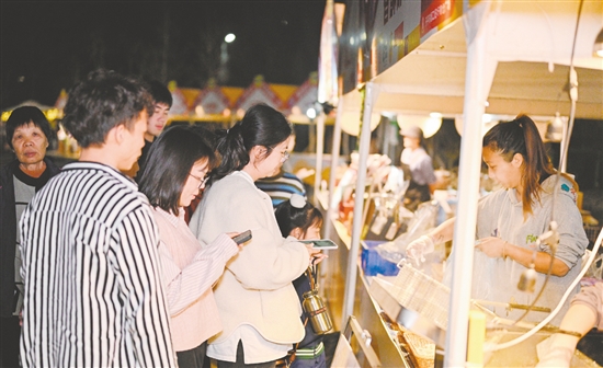 活动现场的特色摊位十分热闹。